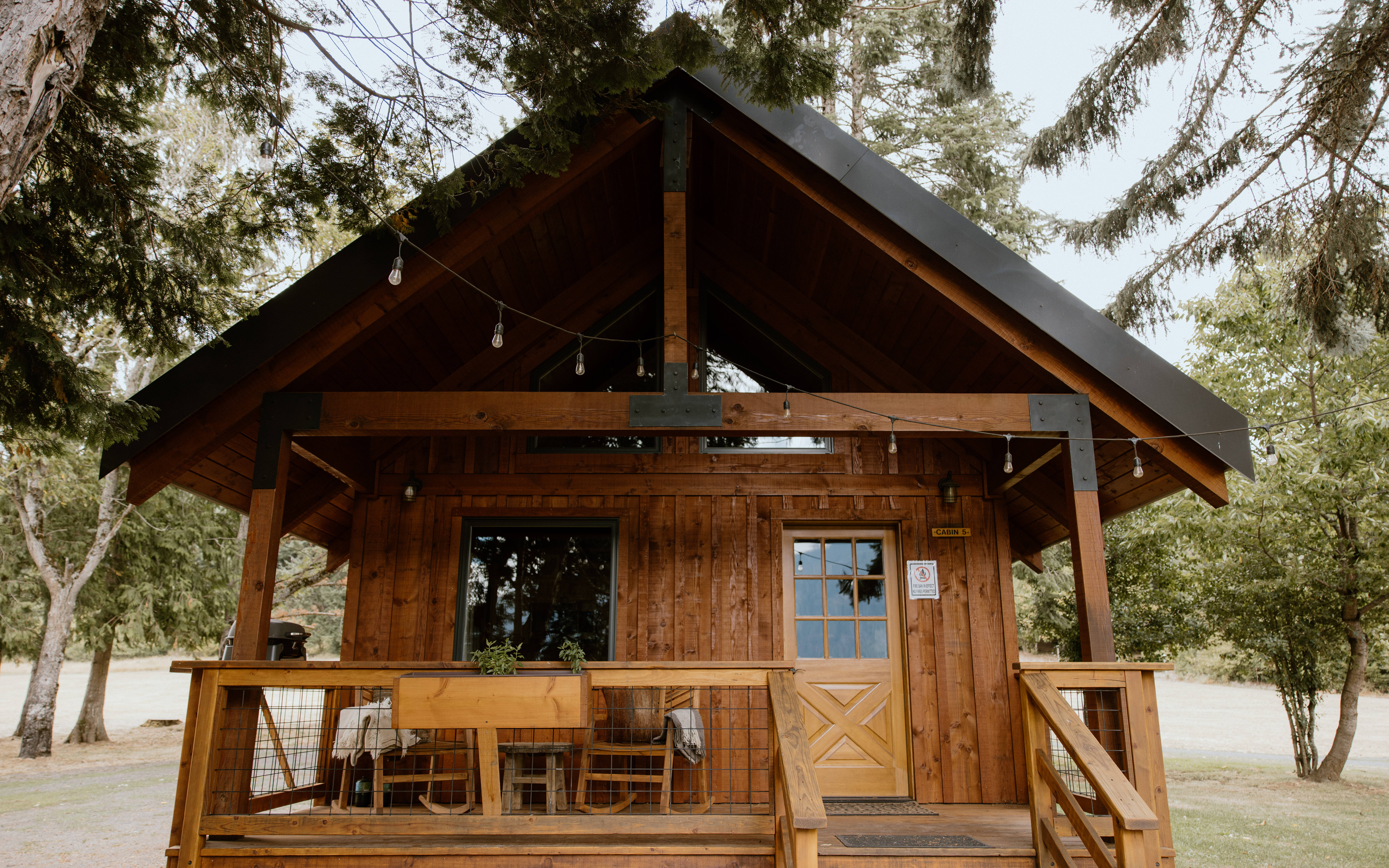 Image of cabin at Wind Mountain Ranch venue in Stevenson, Washington.